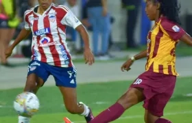 Karina Valencia, de las Tiburonas, en una acción del juego contra Tolima. 