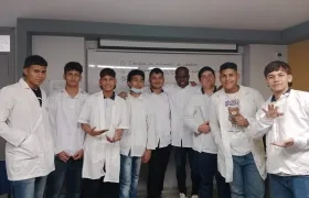 Carmelo Valencia con sus compañeros de clase en el Centro Inca.