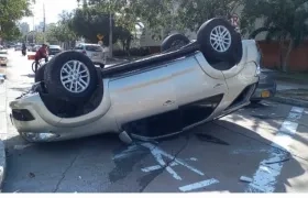 Camioneta volcada tras el accidente. 