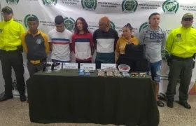 Los capturados en el operativo por la Policía. 