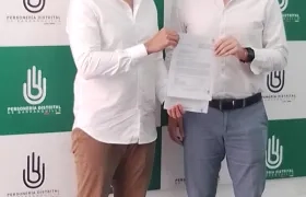 El Personero Miguel Ángel Alzate entregando la Resolución a Lucas Ariza.