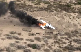 La avioneta siendo consumida por el fuego.