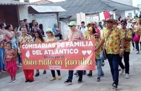 Los comisarios de familia en un desfile de Carnaval promoviendo el buen trato.