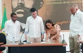 Diala Wilches firma como gobernadora (e) de La Guajira ante la mesa directiva de la Asamblea.