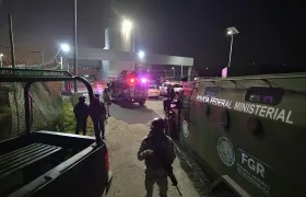 Un camión blindado, que hace parte de un convoy de seguridad, vigila el penal del Altiplano, donde se encuentra Ovidio Guzmán, hijo del 'Chapo', en Toluca, Estado de México.