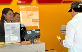 Alejandro Char recibiendo la visa