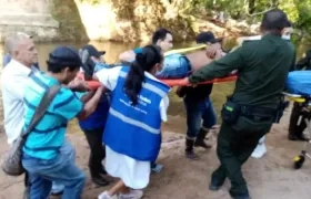 Socorristas y policías auxilian a los tres indigenas arhuacos heridos.