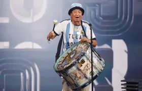 Carlos Pascual, con su inseparable bombo, recibió el premio entregado por la Fifa.