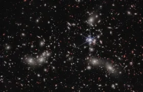 Los astrónomos estiman que 50.000 fuentes de luz en el infrarrojo cercano están representadas en esta imagen del telescopio espacial James Webb 