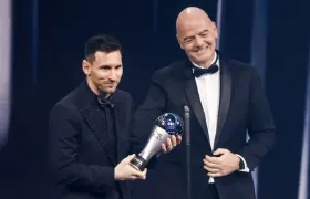 Lionel Messi con el trofeo entregado por Gianni Infantino.