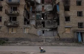 Un niño transita por una zona de guerra en Ucrania, en una fotografía de archivo.