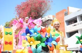 Tahiana Rentería y Diego Chelia compartieron carroza durante el multitudinario desfile.