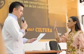 La nueva gobernadora (e) de La Guajira, Diala Wilches, cuando se posesionaba el presidente de la Asamblea, Alberto Carlos Durán Ariza.