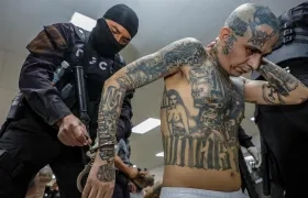 Uno de los internos trasladados esta madrugada al Centro de Confinamiento del Terrorismo.