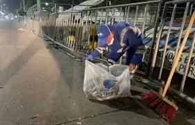 Un operador de Triple A recoge residuos en un evento de Carnaval.