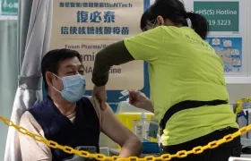 En la imagen de archivo, un hombre recibe la vacuna BioNTech en Hong Kong, China