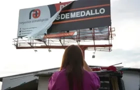 Desmonte de la valla de la polémica.