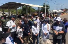 Los embajadores de siete países junto a delegados de Cancillería, ICBF y Migración en Paraguachón, zona fronteriza con Venezuela.