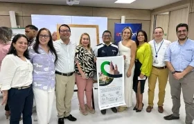 Representantes de la Alcaldía y EnTerritorio tras la firma del convenio.