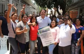 El alcalde Rodolfo Ucrós con vecinos de uno de los barrios beneficiados. 