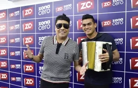 El cantante Churo Díaz junto a su acordeonista Elías Mendoza.