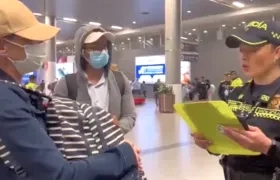 La mujer cuando era notificada de las sanciones.