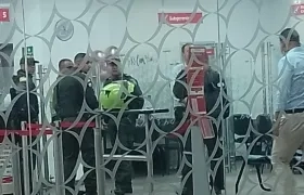 La Policía en el banco AV Villas tras cometerse el 'taquillazo'. 