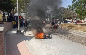 A presunto ladrón le quemaron su moto en La Arboleda