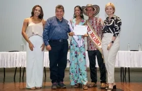 Entrega de becas a reinas populares.