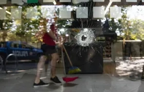 Por lo menos, 14 disparos impactaron la fachada del supermercado de la familia Rocuzzo.