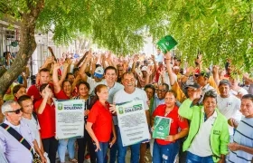 El alcalde Rodolfo Ucrós celebró esta entrega con habitantes de estos barrios. 