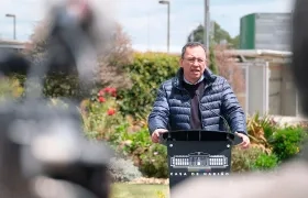 El portavoz del Gobierno Nacional y ministro del Interior, Alfonso Prada, habla a los medios antes de viajar a San Vicente del Caguán