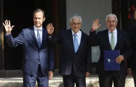 Los expresidentes de Chile, Sebatián Piñera, de Bolivia, Jorge Quiroga, y de Colombia, Andrés Pastrana, saludan a su llegada al primer encuentro del Grupo Libertad y Democracia