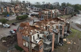 El tornado dejó destrozos a su paso este viernes por Little Rock, 