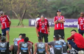 Hernán Darío Gómez dirigiéndose al grupo de jugadores del Junior.