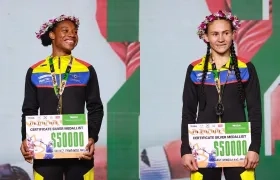 Angie Valdez y Yeni Arias durante la ceremonia de premiación del Mundial Femenino.