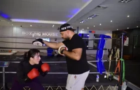 Jesse Porras también dicta clases personalizadas de boxeo en su gimnasio.