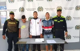 Los tres sujetos capturados con panfletos extorsivos.