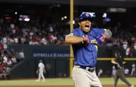 Reynaldo Rodríguez celebra tras batear un jonrón de dos carreras contra México.