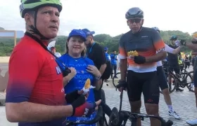 Ciclistas degustan platos típicos del departamento.