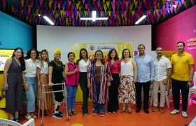 Los organizadores de las ferias 'Emprende como Es' junto a algunos de los microempresarios que participaron.