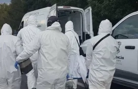 Peritos forenses en la zona del hallazgo de la fosa en Morelia