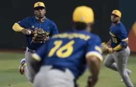 Dayan Frías, paracorto de Colombia, captura la bola en el juego contra Gran Bretaña.