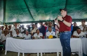 Héctor Olimpo Espinosa, gobernador de Sucre, en una visita a La Mojana