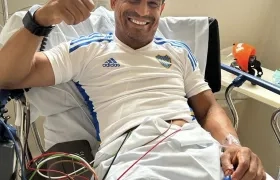 Hugo Ibarra posó sonriente en la habitación donde está internado. 