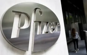 Vista del logo de la farmacéutica Pfizer en su sede de Nueva York.