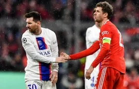 Lionel Messi y Thomas Müller se saludan durante el partido entre el PSG y el Bayern Múnich.  