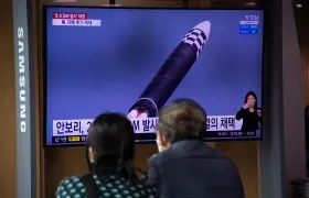  Dos personas observan en la televisión el lanzamiento de un misil en Corea del Norte en una imagen de archivo