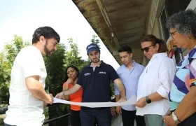 El alcalde Jaime Pumarejo observa los planos de las obras en la IED Jorge Nicolás Abello.