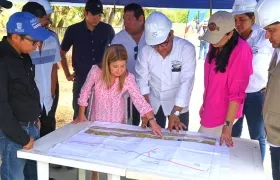 La gobernadora Elsa Noguera revisa los planos de la 'Gran Vía'